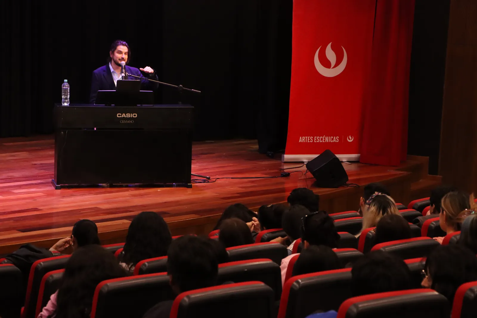Dustin Calderón al piano durante su charla magistral en el Primer Encuentro de Teatro Musical de la UPC, en Lima